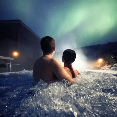 couple profitant du jacuzzi extérieur au Levi Spa en Laponie finlandaise