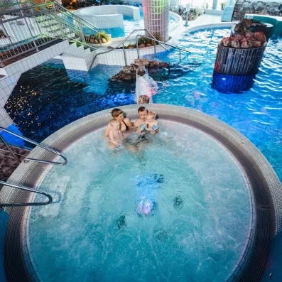 famille profitant d'un jacuzzi bain à remous à l'hôtel levi spa en laponie finlandaise