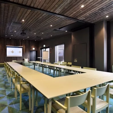 grande salle de meeting à l'hôtel levi spa en laponie finlandaise
