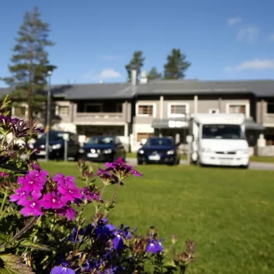 extérieur de l'hôtel levi spa en été en laponie finlandaise