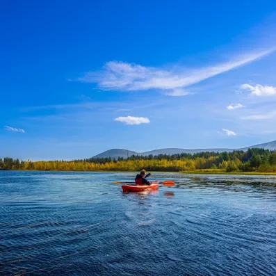 balade en canoë dans un lac de laponie finlandaise lors d'un séjour à Levi Spa en été