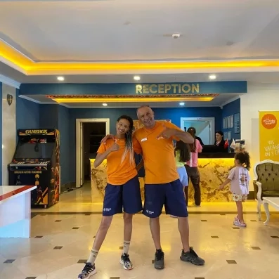 Photos de deux animateurs qui pose devant une salle de jeux.