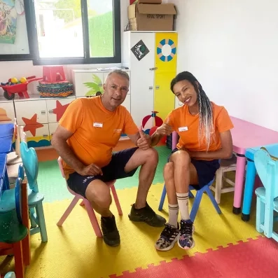 2 animateurs dans le mini club