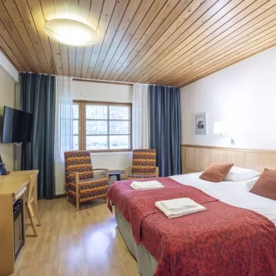chambre standard de l'hôtel Levi Spa en laponie finlandaise avec lit double et télévision