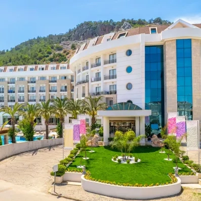 Vue de la façade de l'hôtel avec son entrée et son côté jardin