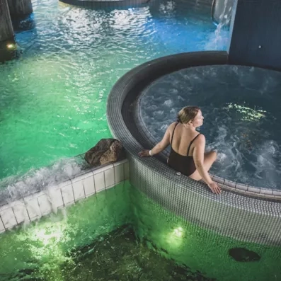 femme profitant d'un jacuzzi au Spa de l'hôtel Levi Spa en Laponie finlandaise