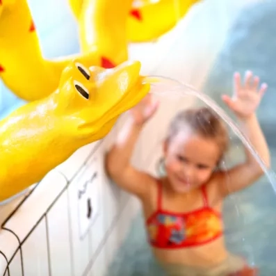 fillette jouant au Water World Spa à l'hôtel Levi Spa en Laponie finlandaise