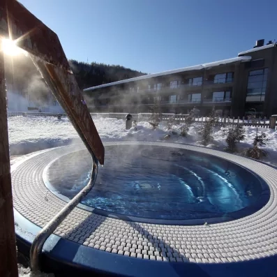 jacuzzi extérieur au water world à l'hôtel Levi Spa en laponie finlandaise