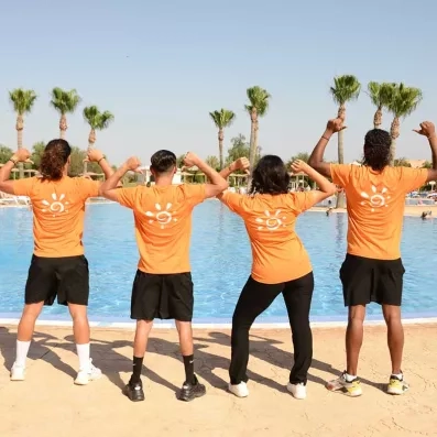 Les animateurs Mondi Club qui posent devant la piscine de l'hôtel