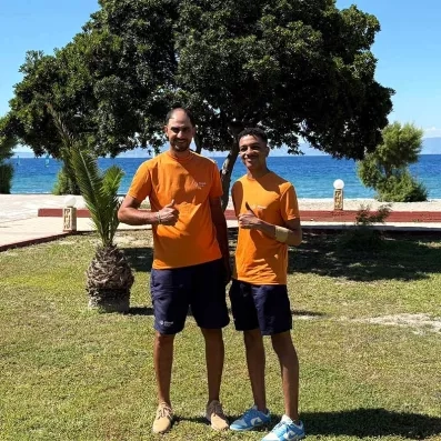Deux animateurs Mondi Club qui posent dans le jardin de l'hôtel