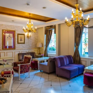 vue du hall de réception de l'hôtel avec des canapés et fauteuils.