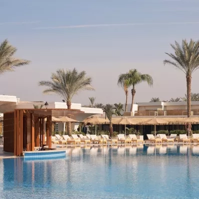 Piscine ensoleillée du Pyramids Park au Caire, idéale pour un séjour all inclusive en famille en Égypte.