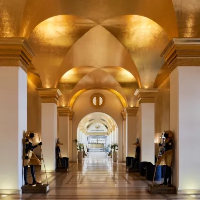 Hall d'entrée majestueux aux statues égyptiennes de l'hôtel Pyramids Park 4* pour un voyage culturel au Caire.