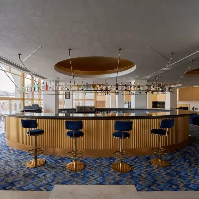 Bar design et moderne de l'hôtel Pyramids Park au Caire, parfait pour un week-end romantique pas cher.