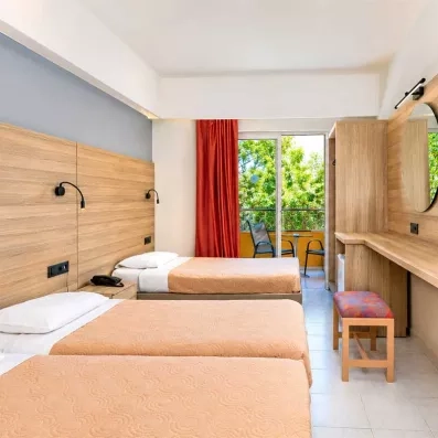 Chambre triple avec balcon 