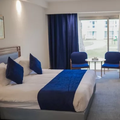 Chambre standard lit double confortable pour des vacances au Caire à l'hôtel Pyramids Park 4*.