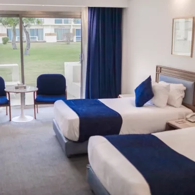 Chambre twin lits jumeaux avec vue jardin, parfaite pour un voyage en famille pas cher au Caire.