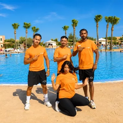 Les animateurs Mondi Club qui posent devant la piscine de l'hôtel