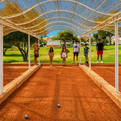 Une famille jouant au pétanque dans la partie loisirs de l'hôtel