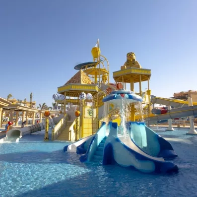 Aire de jeux aquatique avec décorations pharaoniques et toboggans colorés pour un voyage familial en Égypte.