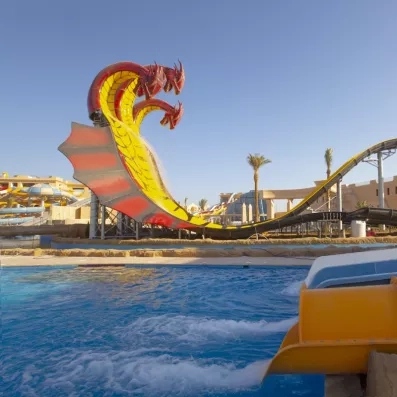 Grand toboggan impressionnant en forme de serpent cobra rouge et jaune à l'aquapark d'Hurghada.