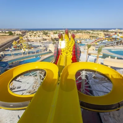 Vue panoramique sur les toboggans géants et le complexe hôtelier Stella Garden face à la mer.