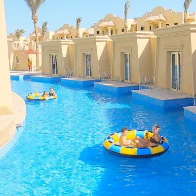 Rivière lente avec bouées devant des chambres accès piscine au Stella Garden d'Hurghada.