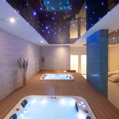 spa jacuzzis plafond étoilé violet sol en bois