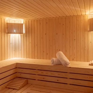 spa sauna en bois clair deux serviettes blanches
