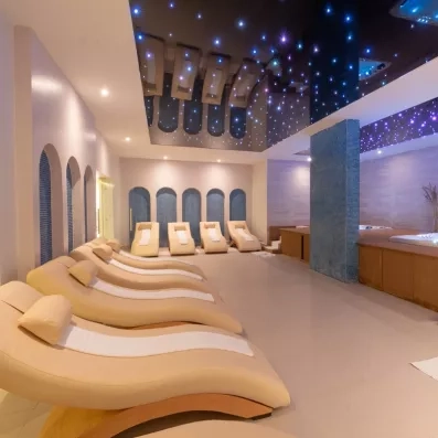 salle de détente huits fauteuils transat avec deux jacuzzis et plafond bleu étoilé