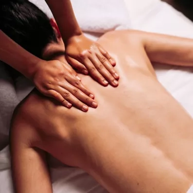 massage dos masculin et mains