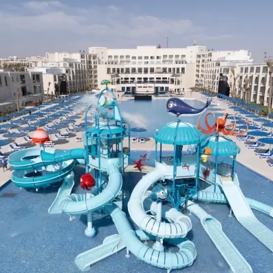 vue de haut tobogans bleus piscines et mobilier bleus blanc façade blanche hôtel