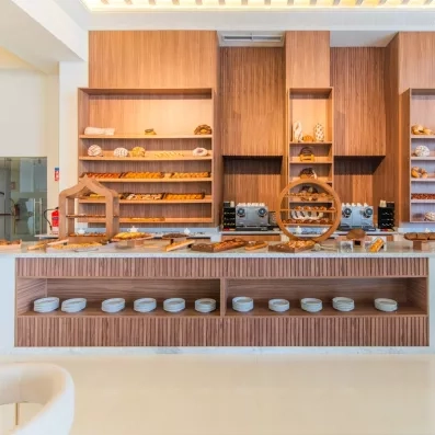 buffet décoration en bois assiettes et nourriture petit déjeuner