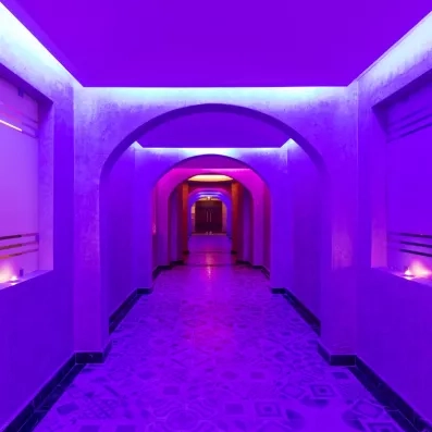 grand couloir alcove lumière violette