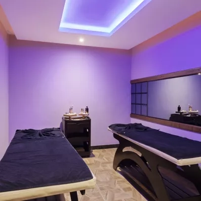 salle de massage pour deux ambiance violette lumières