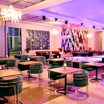 salle restaurant bar ambiance violette lustres chaleureux