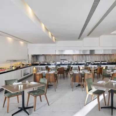 grande salle petit dejeuner buffet chaises vertes et marrons