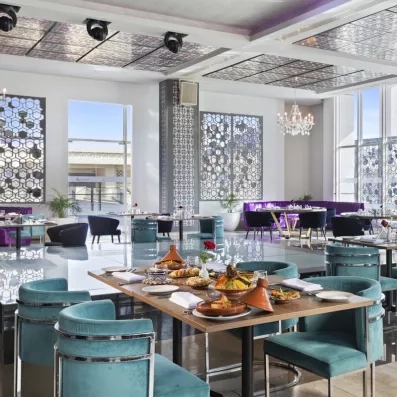 restaurant marocain tajine sur table fauteuils bleu vert et violet