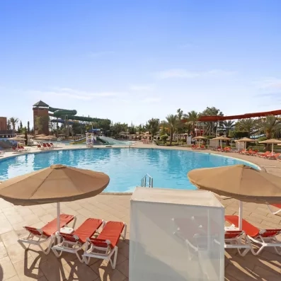 Piscine avec transats et parasols