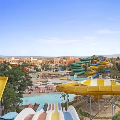 Vue sur les toboggans et la piscine