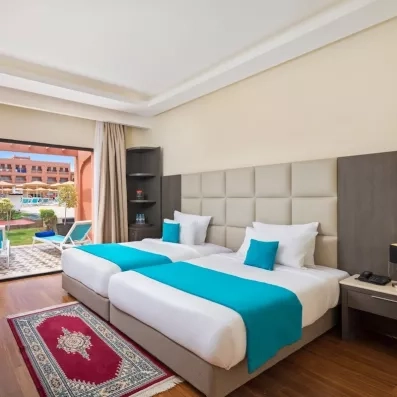 chambre double avec un grand lit, table de chevet et tapis au sol