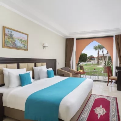 chambre double avec un grand lit, tapis au sol 