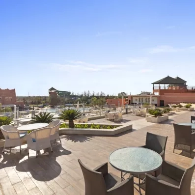 Terrasse avec tables et chaises 
