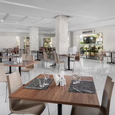 salle des restaurant avec tables, chaises et couverts, assiettes et sets de table