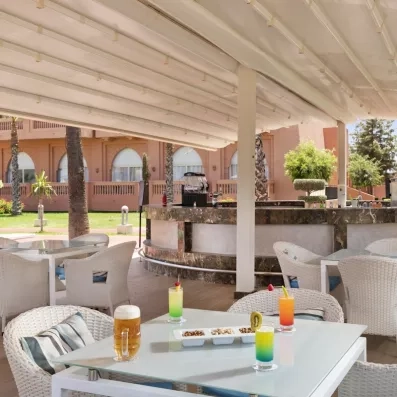 Snack bar dans le jardin avec tables et chaises 