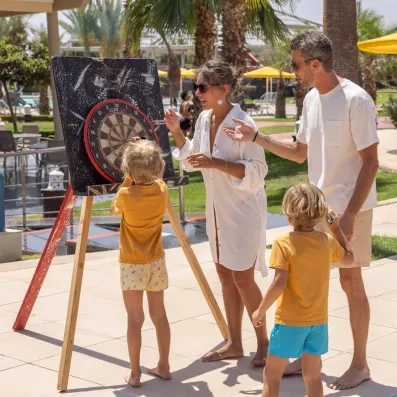 Famille qui joue aux fléchettes