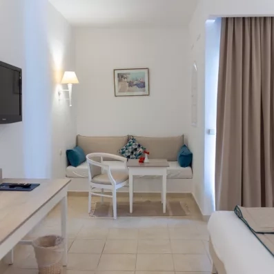Une chambre préparée avec attention, ornée de pétales de roses et de serviettes pliées en forme de cœur, pour une escale toute en douceur.