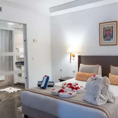 Un coin salon cosy avec banquette et petite table, idéal pour se détendre ou travailler tranquillement dans sa chambre.