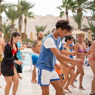 Une ambiance festive et conviviale avec les animateurs, pour des moments de partage et de bonne humeur au bord de la piscine.