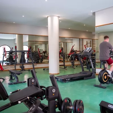 Une salle de fitness bien équipée, avec appareils de musculation et cardio-training, pour continuer sa routine sportive en vacances.